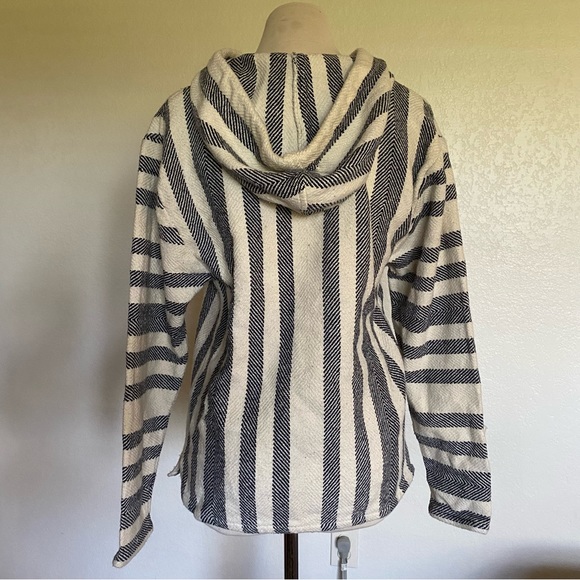 Pullover poncho hoodie - Picture 6 of 8